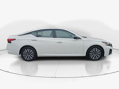 Used 2025 Nissan Altima 2.5 SV FWD image 3