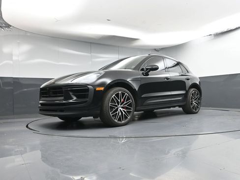 Certified 2024 Porsche Macan S AWD/4WD image 29