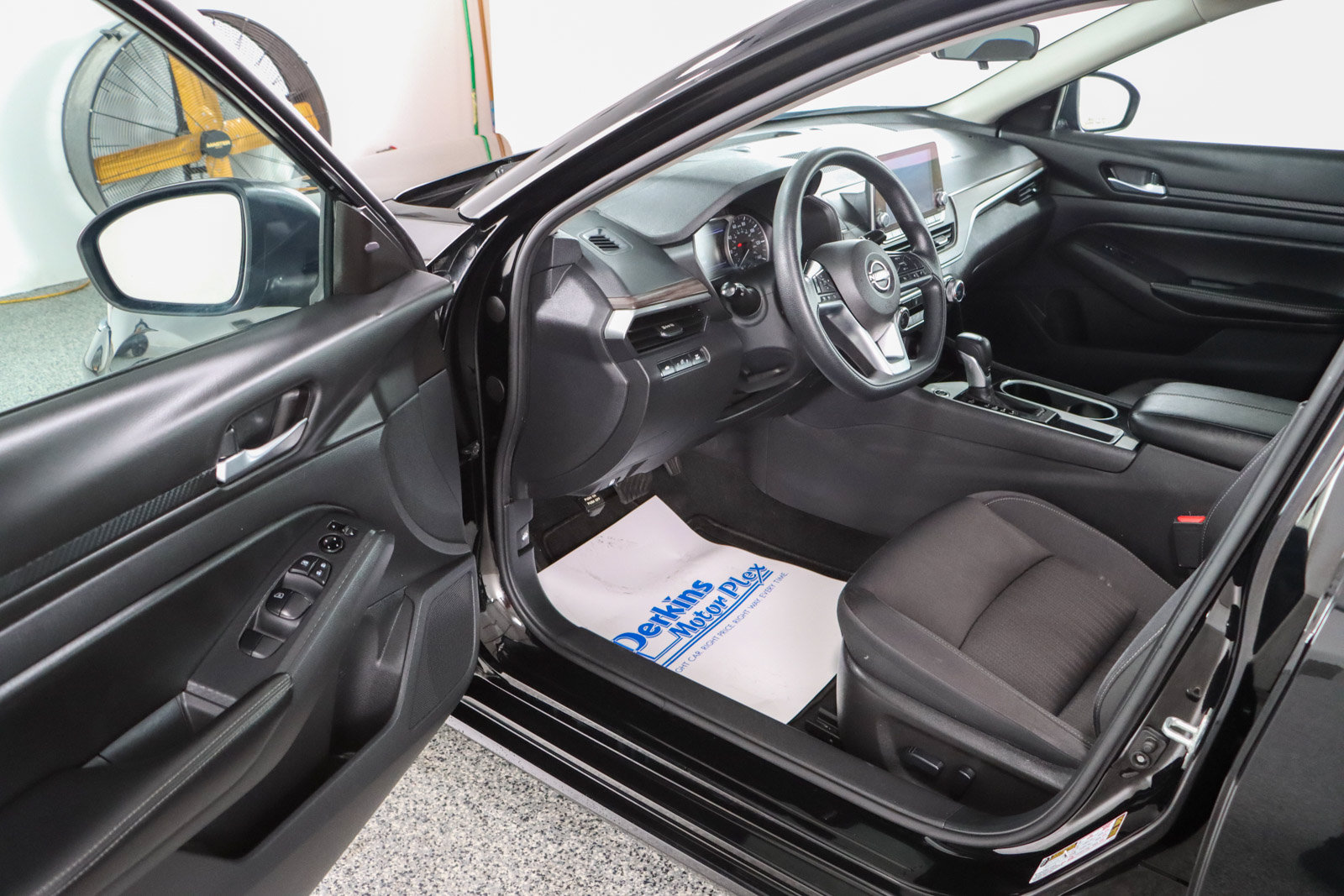 Used 2024 Nissan Altima 2.5 SV FWD image 3