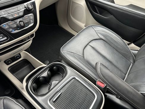 Used 2018 Chrysler Pacifica Limited FWD image 19