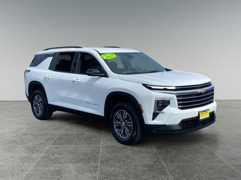 Used 2025 Chevrolet Traverse LT image 7