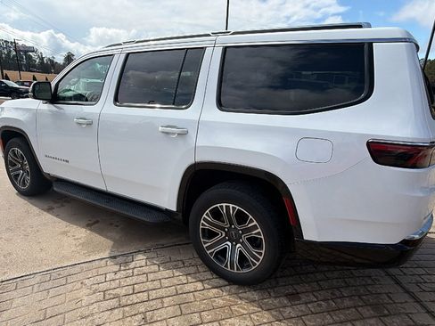 Used 2025 Jeep Wagoneer 4WD w/ Premium Group I image 10