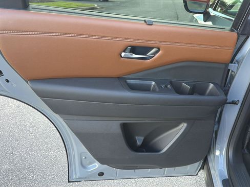Used 2023 Nissan Pathfinder Platinum FWD image 17