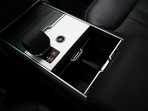 Certified 2025 Land Rover Range Rover SE image 22