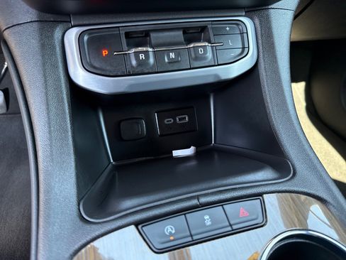 Used 2023 GMC Acadia SLE FWD image 21