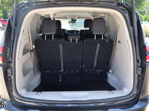 Used 2023 Chrysler Pacifica Touring-L FWD image 27
