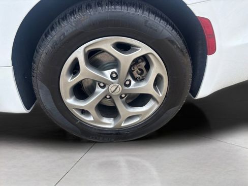 Used 2024 Chrysler Pacifica Limited FWD image 24