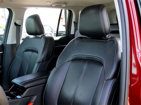 Used 2023 Jeep Grand Cherokee Limited w/ Luxury Tech Group II image 11