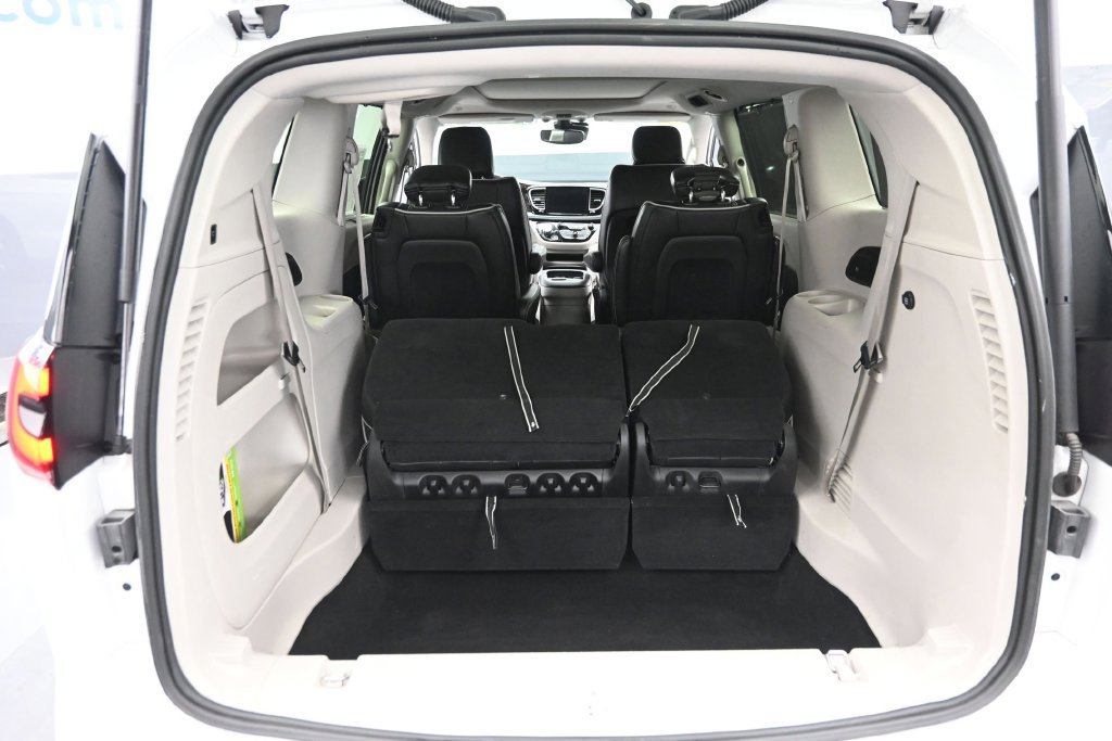 Used 2024 Chrysler Pacifica Limited FWD image 11