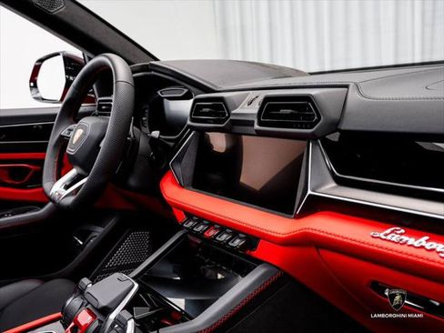 Used 2025 Lamborghini Urus SE AWD/4WD image 44