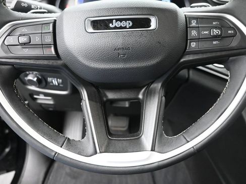 Used 2023 Jeep Grand Cherokee Altitude AWD/4WD image 17
