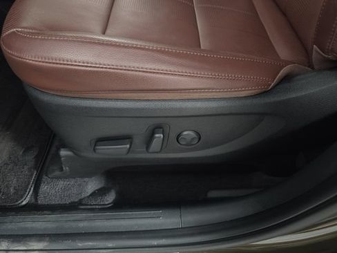 Used 2024 Kia Telluride EX w/ EX Captain's Chair Package AWD/4WD image 18