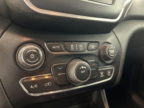 Used 2020 Jeep Cherokee Latitude AWD/4WD image 18