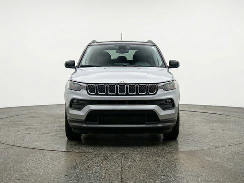 Used 2025 Jeep Compass Trailhawk image 2