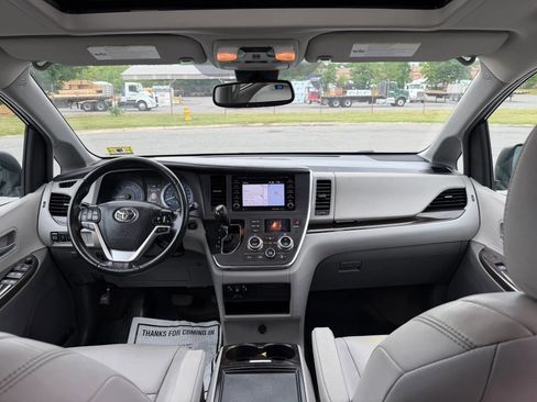 Used 2018 Toyota Sienna XLE w/ XLE Navigation Package AWD/4WD image 17