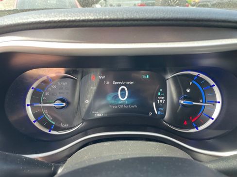 Used 2024 Chrysler Pacifica Select w/ Uconnect Theater Family Group image 36