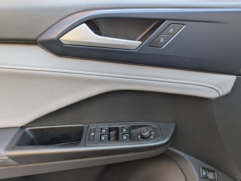 Used 2024 Volkswagen Taos SE w/ Panoramic Sunroof Package image 15