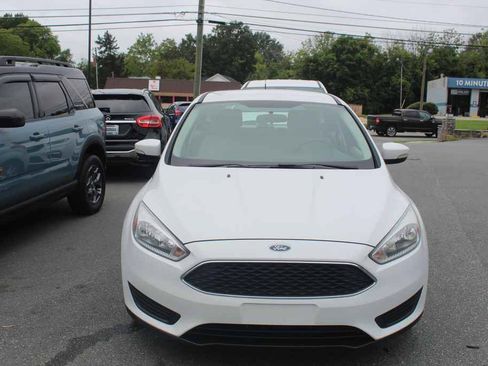 Used 2015 Ford Focus SE FWD image 2