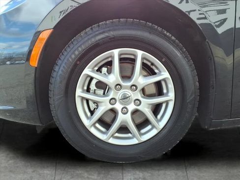 Used 2023 Chrysler Pacifica Touring-L FWD image 9