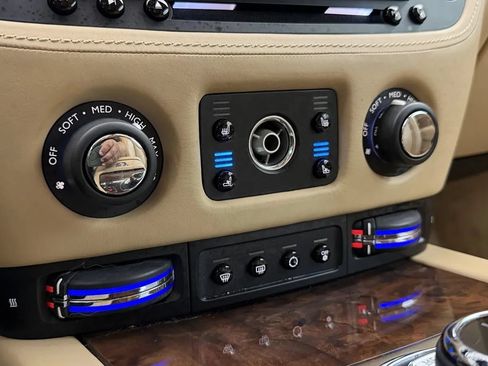 Used 2016 Rolls-Royce Wraith RWD image 23
