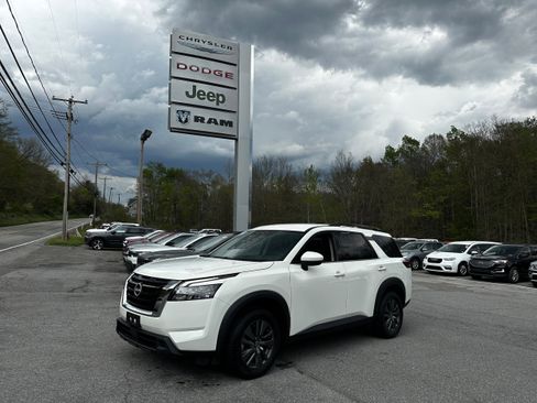 Used 2023 Nissan Pathfinder SV AWD/4WD image 1
