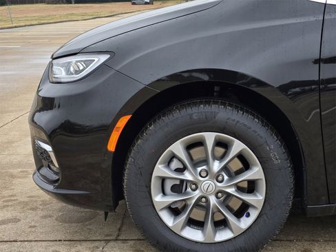 New 2026 Chrysler Pacifica Select image 9