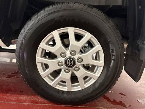 Used 2025 Toyota Tacoma SR5 AWD/4WD image 25