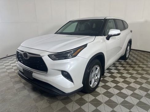 Used 2024 Toyota Highlander LE AWD/4WD image 2