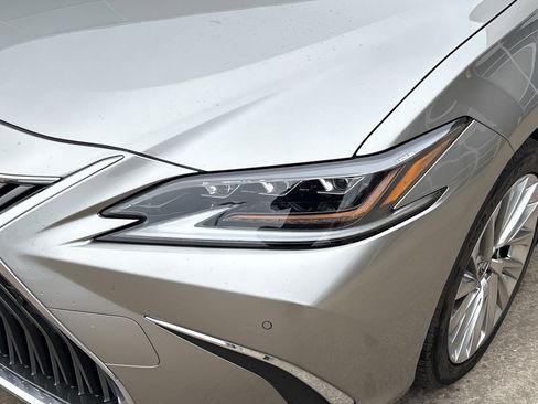 Used 2019 Lexus ES 300h w/ Accessory Package image 6