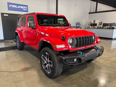 Used 2024 Jeep Wrangler Unlimited w/ Convenience Group AWD/4WD image 4
