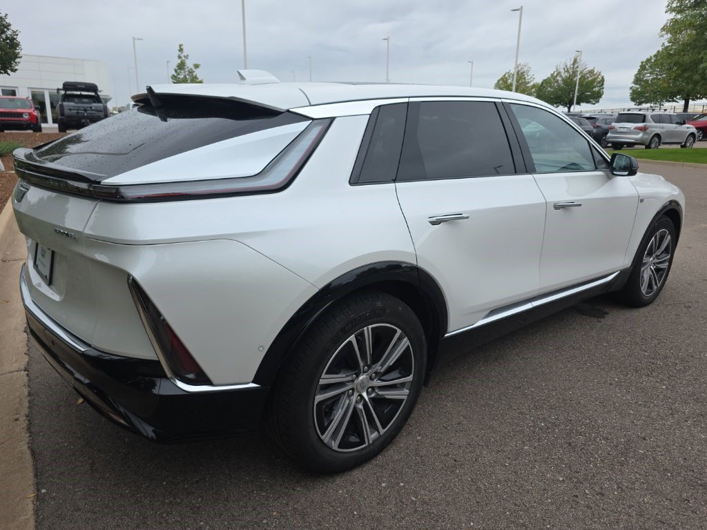 Used 2024 Cadillac Lyriq Luxury AWD/4WD image 7