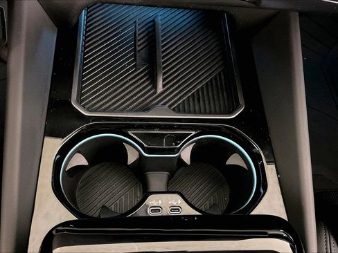 Certified 2025 BMW 550e xDrive w/ Premium Package image 34