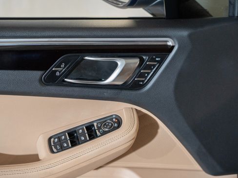 Certified 2020 Porsche Macan AWD/4WD image 17