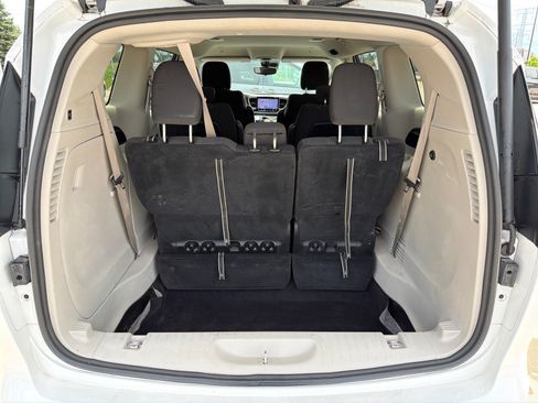 Used 2022 Chrysler Voyager LX FWD image 8