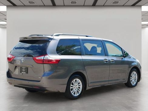 Used 2017 Toyota Sienna XLE FWD image 5