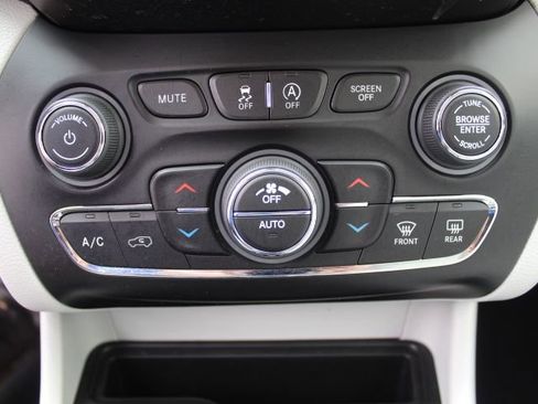 Used 2019 Jeep Cherokee Limited w/ Technology Group image 25