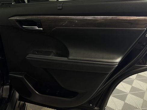 Used 2024 Toyota Highlander Platinum image 26