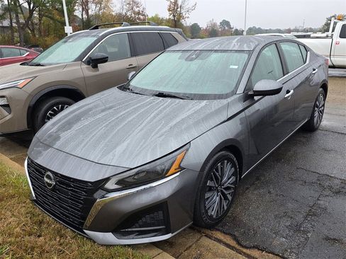 Used 2023 Nissan Altima 2.5 SV image 2