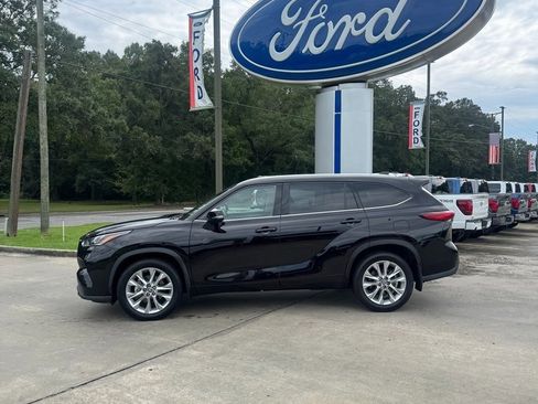 Used 2021 Toyota Highlander Limited FWD image 3