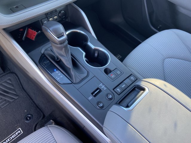Used 2021 Toyota Highlander LE FWD image 24