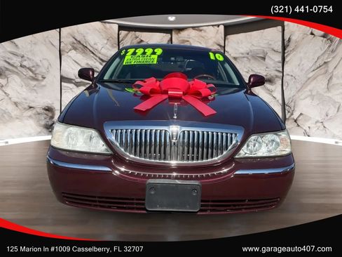 Used 2010 Lincoln Town Car Signature Limited image 2