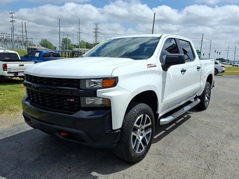 Used 2019 Chevrolet Silverado 1500 Custom Trail Boss AWD/4WD image 3