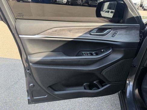 Certified 2025 Jeep Grand Cherokee L Limited RWD image 15