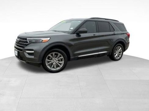 Used 2020 Ford Explorer XLT w/ Equipment Group 202A image 2