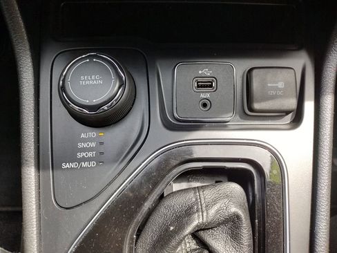 Used 2019 Jeep Cherokee Limited w/ Luxury Group AWD/4WD image 23