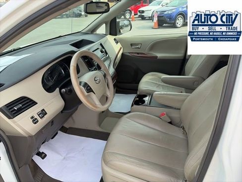 Used 2014 Toyota Sienna XLE FWD image 8