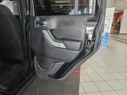 Used 2013 Jeep Wrangler Unlimited Sahara w/ Connectivity Group AWD/4WD image 12