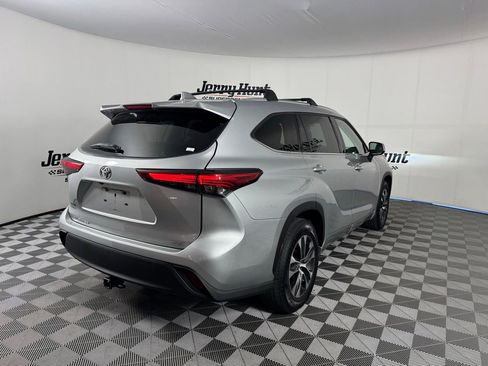 Used 2021 Toyota Highlander XLE FWD image 7