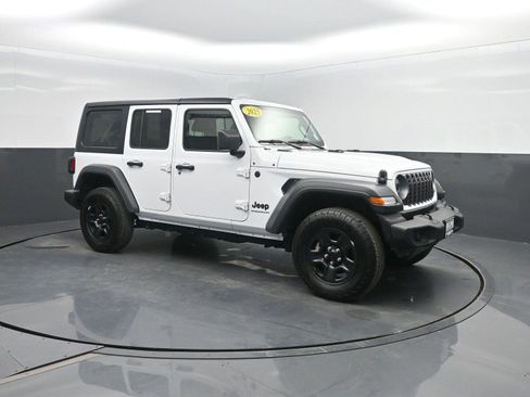 Used 2025 Jeep Wrangler Sport image 4