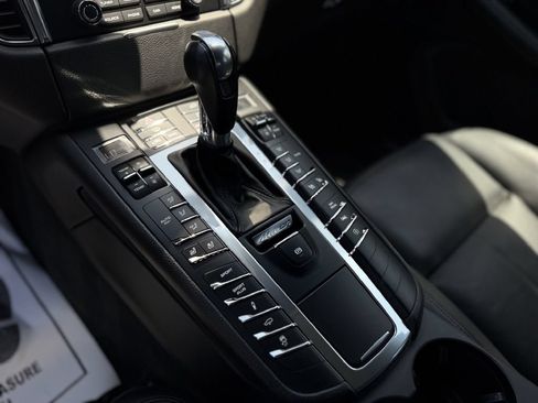 Used 2018 Porsche Macan Turbo AWD/4WD image 12